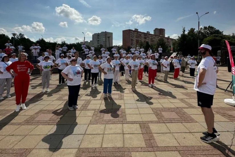 Илья Авербух провел Зарядку долголетия в районе Вешняки